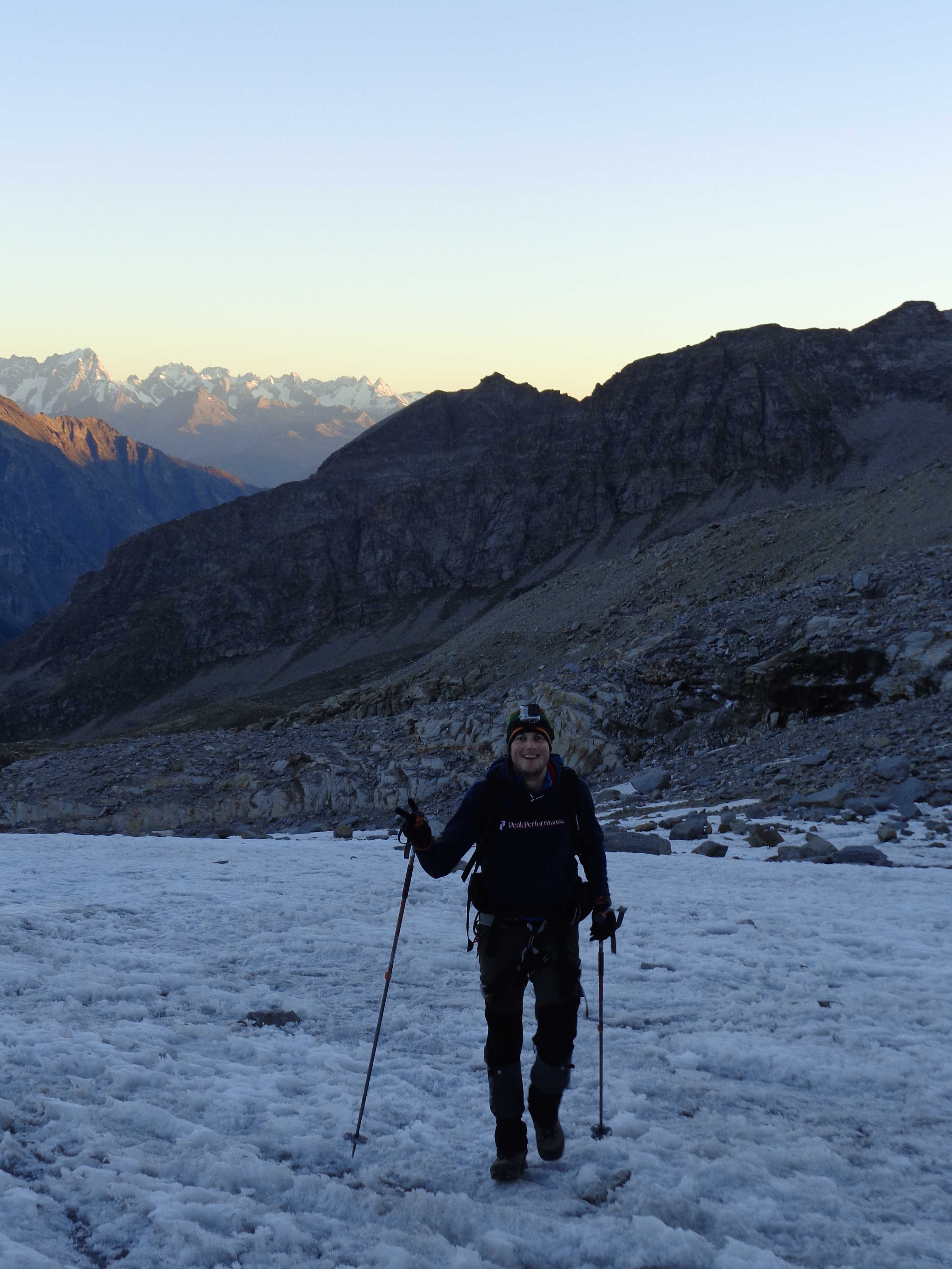 Départ à l'aube depuis le refuge Chabod