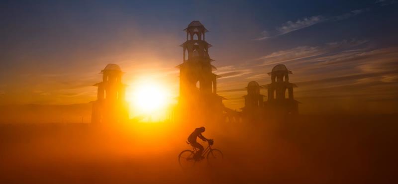 velo-poussiere-soleil-couchant