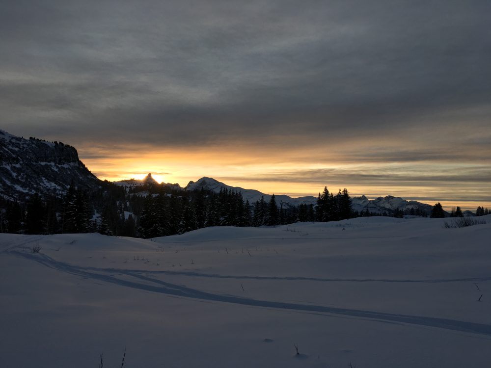 la montée au coucher de soleil 